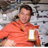 L'astronauta Paolo Nespoli mangia nella sua navicella spaziale il cibo preparato dalla famiglia Tiberino 